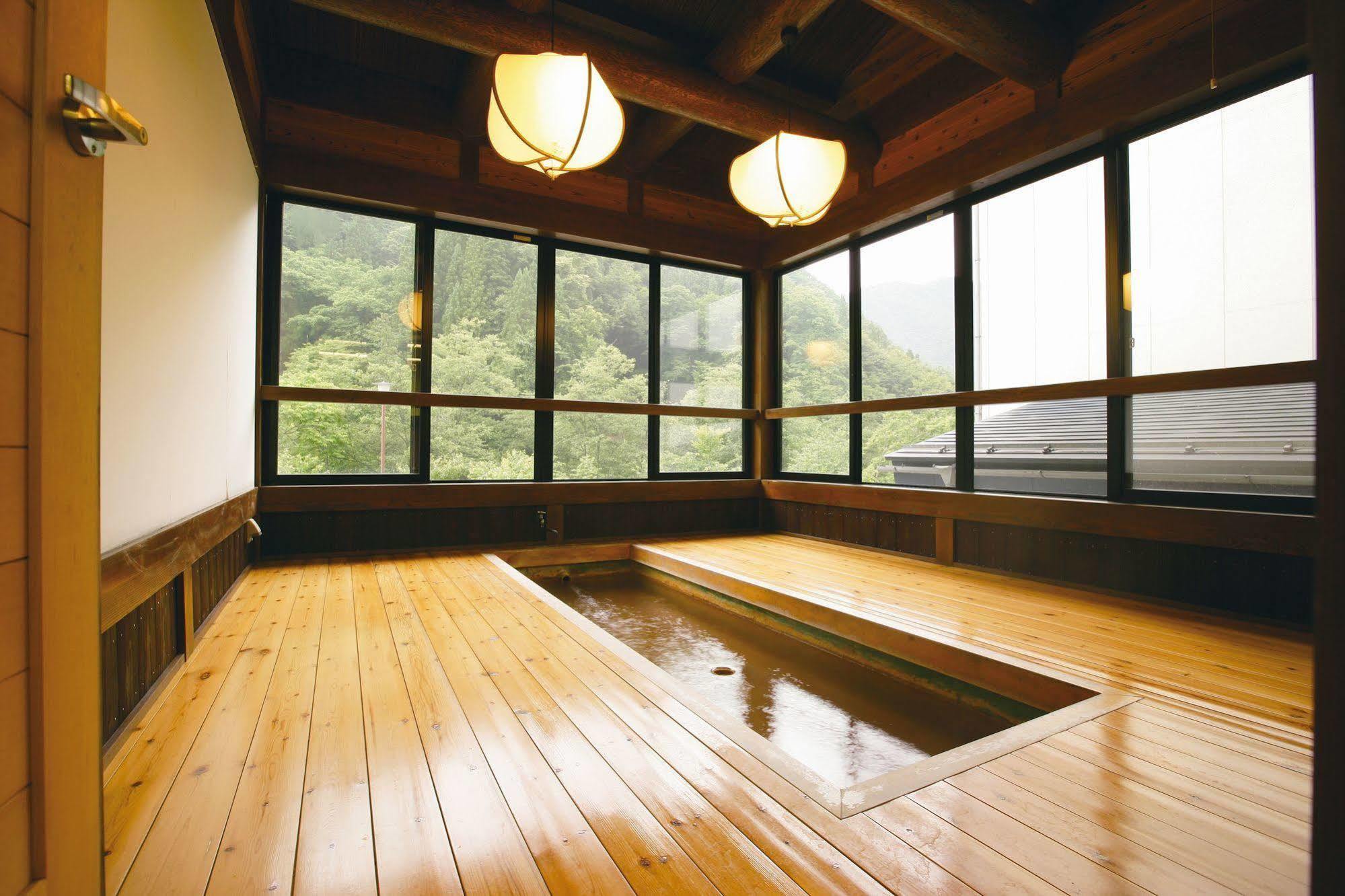 โอคุฮิดะ การ์เด้น โฮเทล ยาเคะดาเคะ Hotel ทาคายาม่า ภายนอก รูปภาพ
